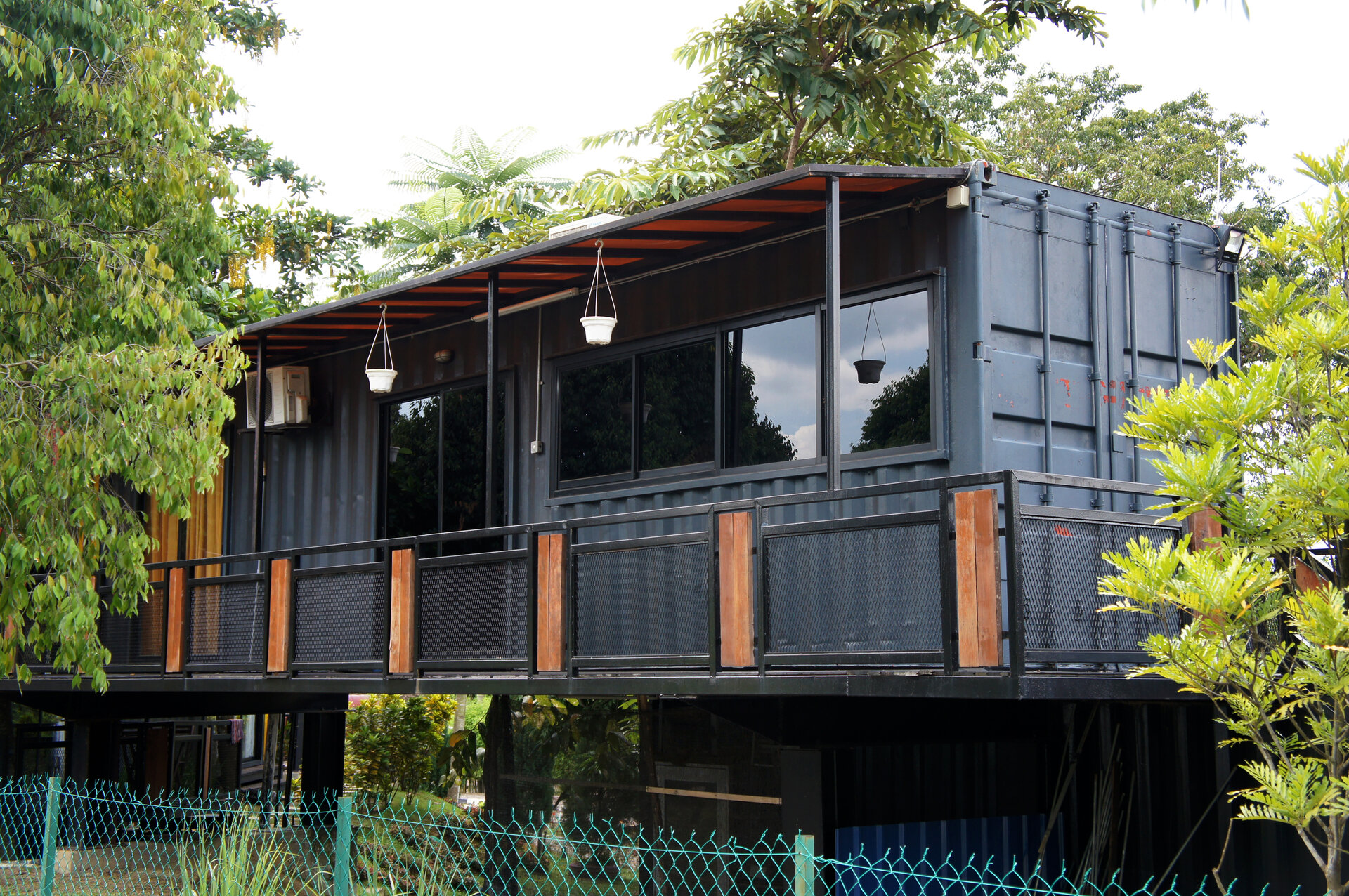 Casa contenedor moderna construida por Dera Casas